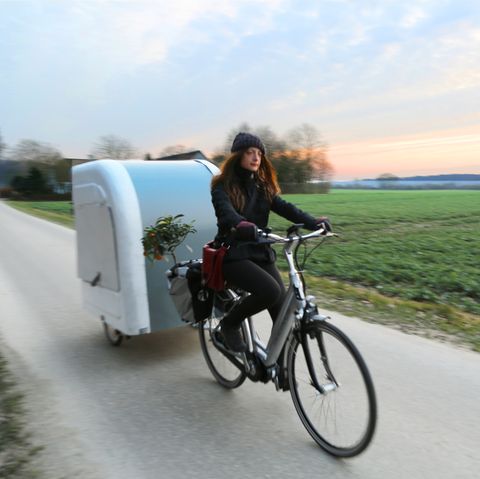 Zusammengeklappter Camper auf Tour