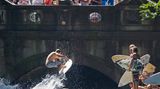 Eine coole Möglichkeit, sich in München abzukühlen: Surfen auf der Eisbachwelle. Wie immer an heißen Tagen stehen die Wellenreiter Schlange im Englischen Garten. Doch die Juli-Hitze hinterlässt auch hier ihre Spuren: Das sonst so eisige Bächlein hat sich inzwischen bereits auf Wassertemperaturen von über 17 Grad aufgewärmt.