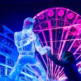 Wer sich etwas runterkühlen möchte, kann auch einen kurzen Abstecher nach Rövershagen machen. Auf Karls Erlebnishof in der Nähe von Rostock ist derzeit auf 2000 Quadratmetern eine Eislandschaft mit Skulpturen aus der Welt des Rock'n'Roll zu bewundern. Hinterher gönnt man sich noch einen Drink an der Eisbar und freut sich über Umgebungstemperaturen von Minus zehn Grad.