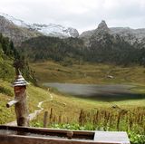 Der Funtensee gilt als der kälteste See Deutschlands. Im eisigen Wintern werden rund um das in einer Senke gelegene Gewässer im Nationalpark Berchtesgarden regelmäßig Kälterekorde aufgestellt, bis zu Minus 45 Minus Grad. Und auch in der aktuellen Juli-Hitze enttäuscht der kleine Karstsee nicht: Mit acht bis maximal 14 Grad ist er kälteste See im Berchtesgardener Land.