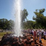 Ein feuchter Traum an heißen Tagen: Vor einem tut sich die Erde auf und eine Wasserfontäne schießt empor. In Andernach am Rhein passiert das tatsächlich: Alle 100 Minuten pumpt der größte Kaltwassergeysir der Welt dort eine mächtige Wassersäule bis zu 60 Meter in den Himmel. Acht Minuten dauert das Schauspiel, das Besucher im Geopark Vulkanland Eifel bewundern können.