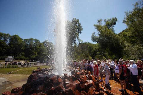 Ein feuchter Traum an heißen Tagen: Vor einem tut sich die Erde auf und eine Wasserfontäne schießt empor. In Andernach am Rhein passiert das tatsächlich: Alle 100 Minuten pumpt der größte Kaltwassergeysir der Welt dort eine mächtige Wassersäule bis zu 60 Meter in den Himmel. Acht Minuten dauert das Schauspiel, das Besucher im Geopark Vulkanland Eifel bewundern können.