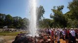 Ein feuchter Traum an heißen Tagen: Vor einem tut sich die Erde auf und eine Wasserfontäne schießt empor. In Andernach am Rhein passiert das tatsächlich: Alle 100 Minuten pumpt der größte Kaltwassergeysir der Welt dort eine mächtige Wassersäule bis zu 60 Meter in den Himmel. Acht Minuten dauert das Schauspiel, das Besucher im Geopark Vulkanland Eifel bewundern können.