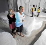 Im "Klimahaus 8 Grad Ost" in Bremerhaven erkunden Besucher die Klimazonen der Erde entlang eines virtuellen 8. östlichen Längengrades. Aktuell besonders beliebt: das "Königin-Maud-Land" auf dem Kontinent Antarktika. Auf dem "Kälteweg" spaziert man hier bei zur Zeit sehr angenehmen Minus acht Grad durch den simulierten Permafrost.