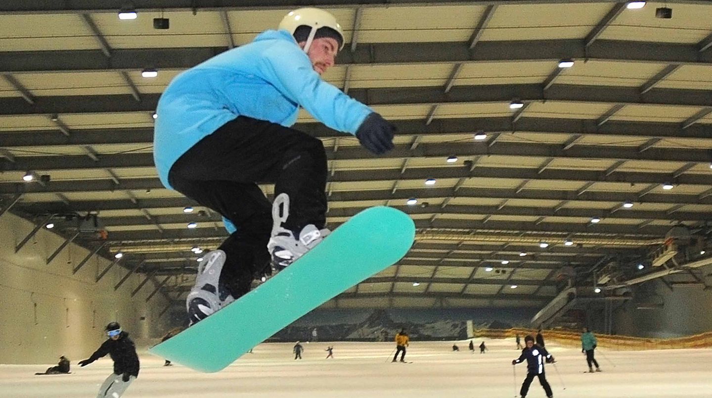 Snowdome Bispingen Oder man gönnt sich im Hochsommer gleich ein bisschen Schneespaß. Das ist ja seit einigen Jahren in Skihallen wie in Neuss, Bottrop oder Bispingen problemlos möglich. Letztere hat auch im Juli an sieben Tagen in der Woche geöffnet und lockt mit Kunstschnee und einer Lufttemperatur in der Halle von Minus zwei bis Minus vier Grad.