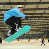 Oder man gönnt sich im Hochsommer gleich ein bisschen Schneespaß. Das ist ja seit einigen Jahren in Skihallen wie in Neuss, Bottrop oder Bispingen problemlos möglich. Letztere hat auch im Juli an sieben Tagen in der Woche geöffnet und lockt mit Kunstschnee und einer Lufttemperatur in der Halle von Minus zwei bis Minus vier Grad.
