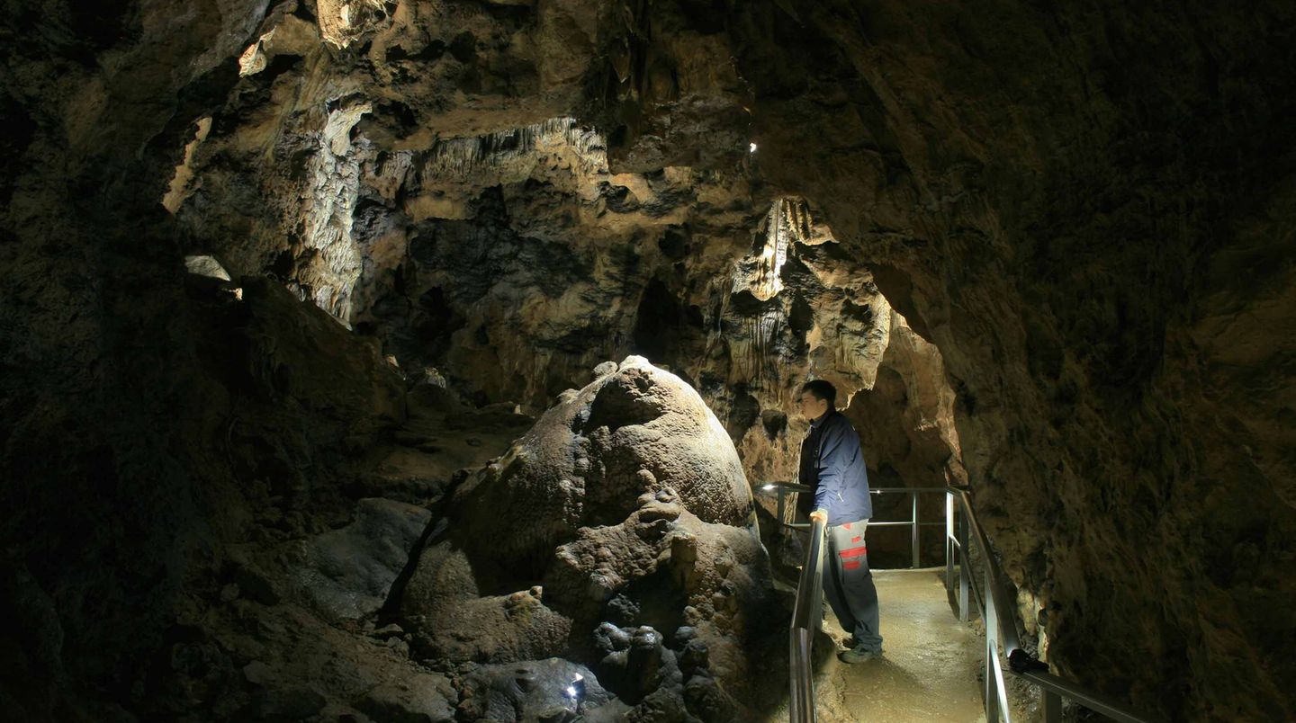 Warum dann nicht gleich eine kleine Höhlenwanderung, um der Hitze zu entfliehen? Beliebt ist beispielsweise die Sontheimer Höhle auf der Schwäbischen Alb, die Touristen bis zu einer Tiefe von 31 Metern unter die Erde führt. Der große Vorteil momentan: Im Inneren der Tropfsteinhöhle herrscht eine konstante Temperatur von angenehmen acht Grad Celsius.