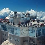 Das hier ist laut Meteorologen momentan der kühlste Ort im Land: das Gipelhaus auf Deutschlands höchsten Berg, der Zugspitze. Um sieben Uhr heute Morgen hat die dortige Wetterstation gerade einmal 8,4 Grad Celsius gemessen. Die schlechte Nachricht: So kühl wird es dort nicht bleiben.