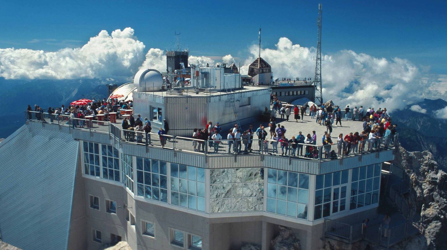 Das hier ist laut Meteorologen momentan der kühlste Ort im Land: das Gipelhaus auf Deutschlands höchsten Berg, der Zugspitze. Um sieben Uhr heute Morgen hat die dortige Wetterstation gerade einmal 8,4 Grad Celsius gemessen. Die schlechte Nachricht: So kühl wird es dort nicht bleiben.