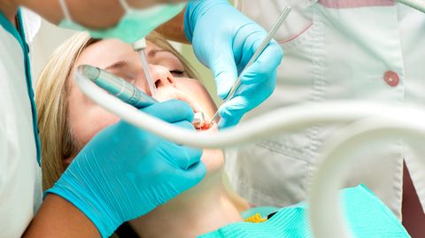 Eine Frau bei einer Behandlung beim Zahnarzt