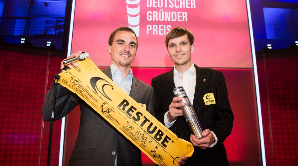 Die beiden Gründer von "Restube" erfanden eine Rettungsboje, die sich selbst aufbläst.