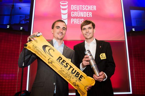 Die beiden Gründer von "Restube" erfanden eine Rettungsboje, die sich selbst aufbläst.