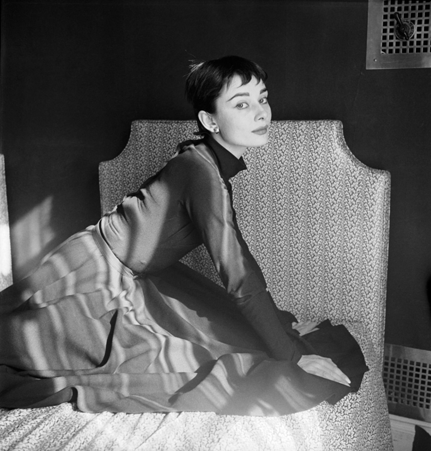 1954 lichtete sie der Brite Cecil Beaton ab, der ein Jahr zuvor die Hochzeit der englischen Königin Elisabeth II. fotografierte. Die beiden sollten in den folgenden Jahren noch öfters zusammenarbeiten.