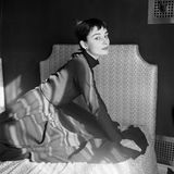 1954 lichtete sie der Brite Cecil Beaton ab, der ein Jahr zuvor die Hochzeit der englischen Königin Elisabeth II. fotografierte. Die beiden sollten in den folgenden Jahren noch öfters zusammenarbeiten.