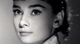 Dieses Image hat sich festgesetzt: Auf vielen Bildern wirkt die junge Audrey Hepburn unschuldig, schüchtern und immer ein wenig zu fragil für diese Welt. Das Foto entstand im Rahmen der Dreharbeiten zur Tolstoi-Verfilmung "Krieg und Frieden".