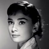 Dieses Image hat sich festgesetzt: Auf vielen Bildern wirkt die junge Audrey Hepburn unschuldig, schüchtern und immer ein wenig zu fragil für diese Welt. Das Foto entstand im Rahmen der Dreharbeiten zur Tolstoi-Verfilmung "Krieg und Frieden".