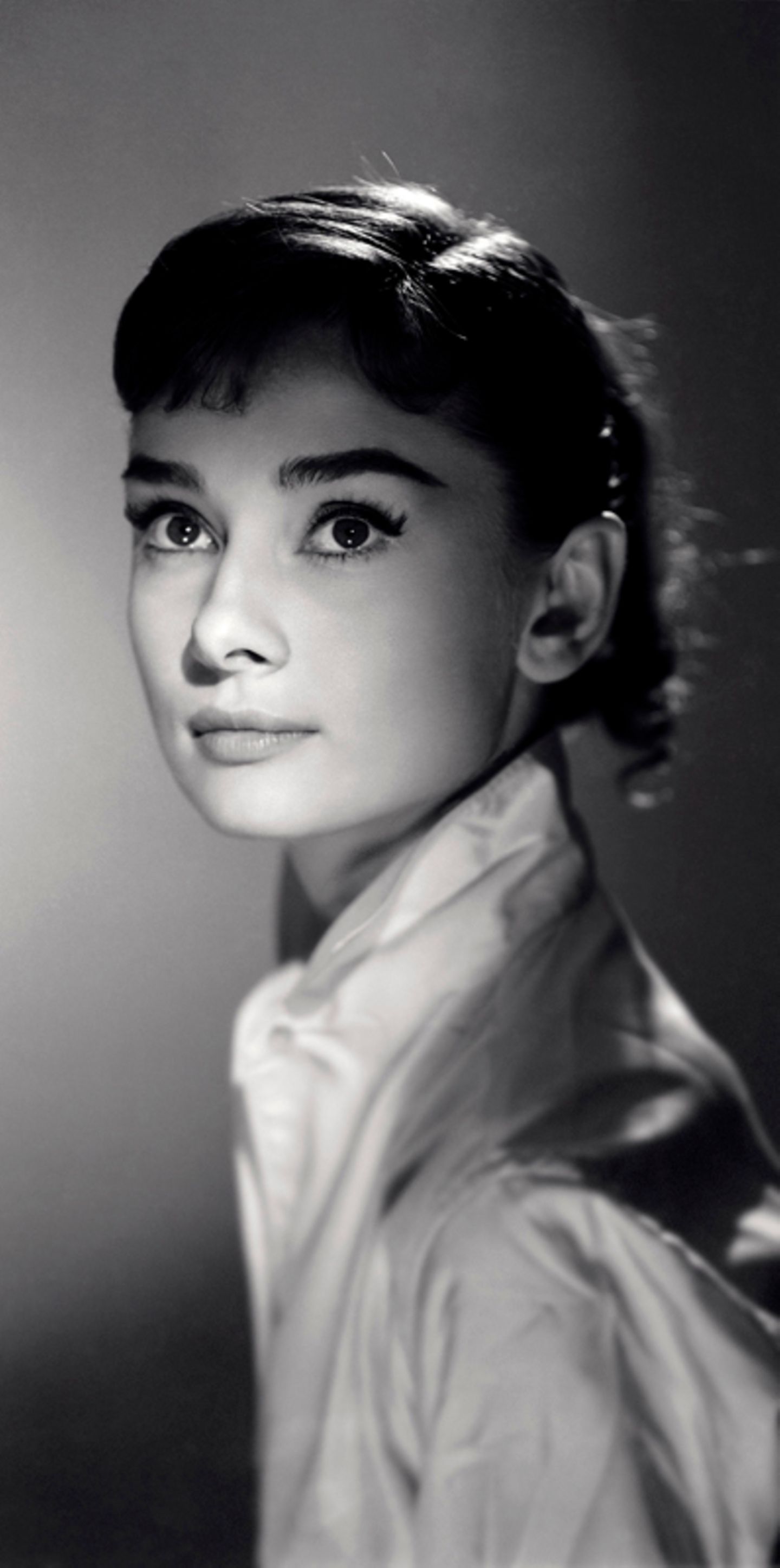 Dieses Image hat sich festgesetzt: Auf vielen Bildern wirkt die junge Audrey Hepburn unschuldig, schüchtern und immer ein wenig zu fragil für diese Welt. Das Foto entstand im Rahmen der Dreharbeiten zur Tolstoi-Verfilmung "Krieg und Frieden".