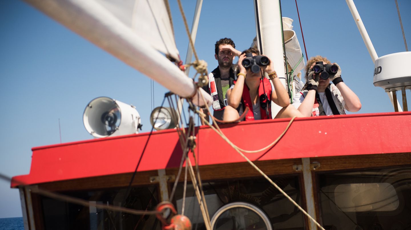 Das Meer ist groß, das Schiff ist klein - die Mannschaft der "Sea-Watch" sucht Schiffbrüchige