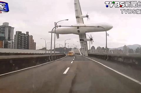 Eine Maschine der Transasia stürzt kurz nach dem Start in Taipeh in einen Fluss.