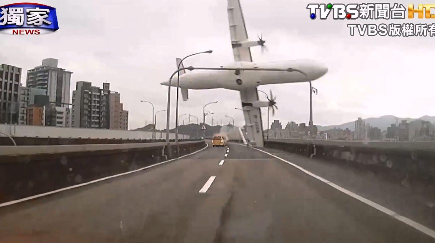 Eine Maschine der Transasia stürzt kurz nach dem Start in Taipeh in einen Fluss.