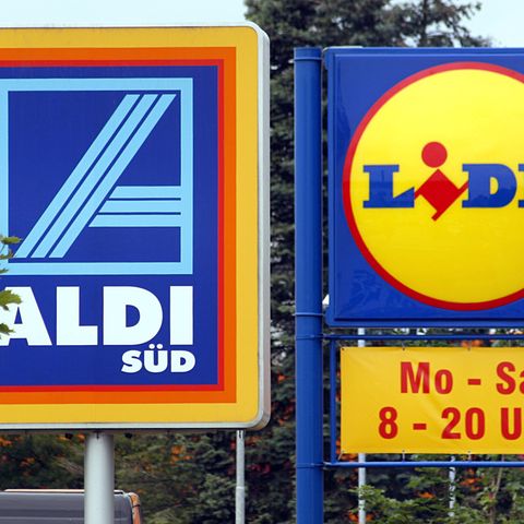 Die beiden Discounter Aldi und Lidl drehen weiter an der Preisschraube. Kunden profitieren von den starken Preissenkungen. 