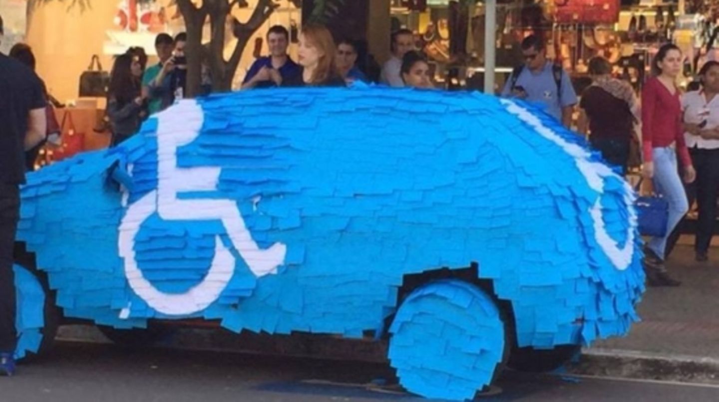 Parkverbotsschild aus Klebezetteln