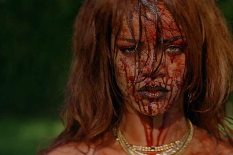 Bedeckt von Blut und Geld (hier nciht im Bild): Rihannas Performance hat durchaus hannibaleske Züge.