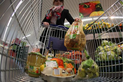 Im Discounter gibt es häufig keine Einkaufskörbe - nur die großen Wagen erleichtern den Einkauf. Aber kaufen wir mehr ein, wenn der Einkaufswagen groß ist?  Tatsächlich ja - denn Discounter verdienen durch die Masse, die sie verkaufen. Also soll der Kunde viele Produkte aus dem Laden tragen - dafür der große Einkaufswagen statt eines kleinen Körbchens. 