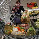 Im Discounter gibt es häufig keine Einkaufskörbe - nur die großen Wagen erleichtern den Einkauf. Aber kaufen wir mehr ein, wenn der Einkaufswagen groß ist?  Tatsächlich ja - denn Discounter verdienen durch die Masse, die sie verkaufen. Also soll der Kunde viele Produkte aus dem Laden tragen - dafür der große Einkaufswagen statt eines kleinen Körbchens. 