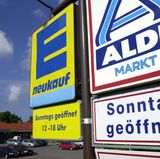 Lohnt sich das überhaupt, wenn neben einem Discounter noch ein normaler Supermarkt aufmacht? Das kann doch gar nicht funktionieren - oder doch?  Tatsächlich profitieren beide Läden. Beim Discounter kaufen die Kunden vor allem die Grundnahrungsmittel ein, für teurere Markenprodukte und frische Waren gehen sie nach nebenan. Das ist praktisch für Kunden. Daher suchen inzwischen Supermärkte die Nähe der Discounter. 