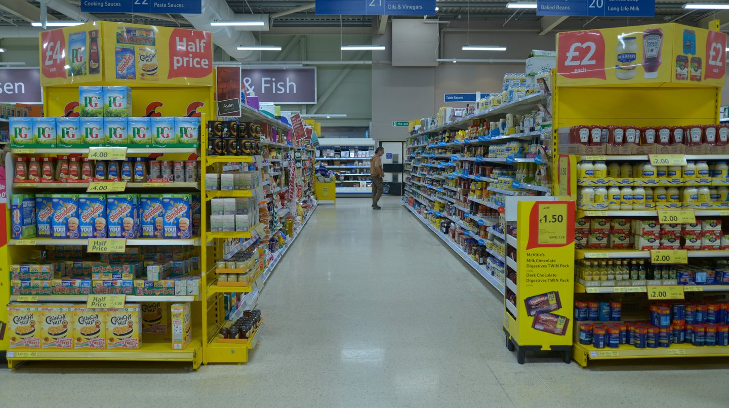 Je größer ein Supermarkt, um so mehr kaufen wir ein In riesigen Supermärkten kaufen wir sicherlich mehr ein - oder? Nicht unbedingt, denn die Läden nutzen nicht mehr jeden Quadratzentimeter aus, um ihn mit Regalen vollzupflastern. Alles erscheint aufgelockert, die Gänge sind breiter. Hier fühlen sich Kunden wohler. Das animiert zum Einkauf - und nicht das größere Warenangebot.