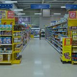 In riesigen Supermärkten kaufen wir sicherlich mehr ein - oder?  Nicht unbedingt, denn die Läden nutzen nicht mehr jeden Quadratzentimeter aus, um ihn mit Regalen vollzupflastern. Alles erscheint aufgelockert, die Gänge sind breiter. Hier fühlen sich Kunden wohler. Das animiert zum Einkauf - und nicht das größere Warenangebot. 