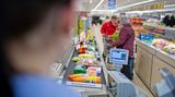 Kann es sein, dass Kassenbänder immer kürzer werden?  Tatsächlich ja, so soll der Bezahlvorgang beschleunigt werden. Auch SB-Kassen, wie beispielsweise bei Ikea, haben diesen Effekt. Allerdings sind diese Kassen tatsächlich gar nicht schneller - aber der Kunde ist beschäftigt und muss nicht wartend rumstehen. 