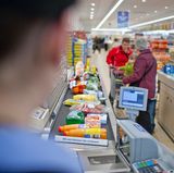 Kann es sein, dass Kassenbänder immer kürzer werden?  Tatsächlich ja, so soll der Bezahlvorgang beschleunigt werden. Auch SB-Kassen, wie beispielsweise bei Ikea, haben diesen Effekt. Allerdings sind diese Kassen tatsächlich gar nicht schneller - aber der Kunde ist beschäftigt und muss nicht wartend rumstehen. 