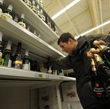 Der Champagner von Discounter stammt von einem Premium-Hersteller - oder etwa nicht?  Tatsache ist, dass viele Discounter-Produkte von namenhaften Unternehmen produziert werden. Und tatsächlich liefern auch einige Kellereien Wein, Sekt und Co. mit ordentlicher, aber nicht so besonders guter Qualität wie das Markenprodukt, an Discounter. Allerdings gibt es auch in der Champagne Kellereien, die zu den Discounter-Konditionen vernünftige Qualität liefern können. Es steckt also nicht hinter jedem Produkt bei Aldi, Lidl und Co. ein Markenhersteller.