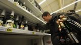 Der Champagner von Discounter stammt von einem Premium-Hersteller - oder etwa nicht?  Tatsache ist, dass viele Discounter-Produkte von namenhaften Unternehmen produziert werden. Und tatsächlich liefern auch einige Kellereien Wein, Sekt und Co. mit ordentlicher, aber nicht so besonders guter Qualität wie das Markenprodukt, an Discounter. Allerdings gibt es auch in der Champagne Kellereien, die zu den Discounter-Konditionen vernünftige Qualität liefern können. Es steckt also nicht hinter jedem Produkt bei Aldi, Lidl und Co. ein Markenhersteller.