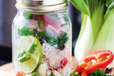 Ein Glas mit Gemüse - Vorbereitung zur Suppe