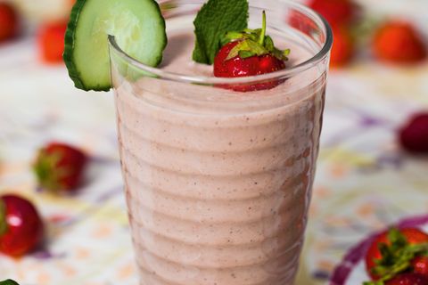 Glas mit einem Erdbeere-Minz-Gurken Smoothie