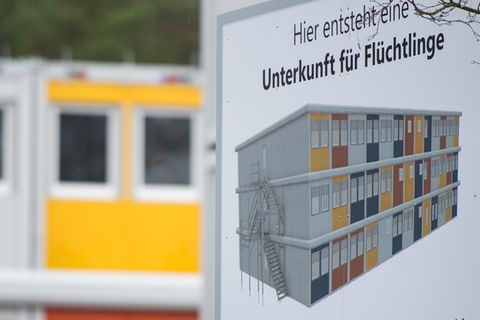 (Symbolbild) Ein Schild weist in Berlin Köpenick auf eine Wohnanlage hin, die eine Flüchtlingsunterkunft werden soll