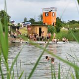 Den ganzen Tag rocken kann ziemlich anstrengend sein. Abkühlung bringt ein Bad im See.