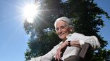 Die 90-jährige Annelie Dehnert-Hilscher aus Konstanz am Bodensee ist die Namensgeberin des aktuellen Wetterhochs. In ungeraden Jahren tragen die Hochs weibliche und die Tiefs männliche Namen. Seit 2002 kann man mit Wetterpatenschaften die studentische Beobachtungsstation am Institut für Meteorologie an der FU Berlin unterstützen. 