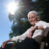 Die 90-jährige Annelie Dehnert-Hilscher aus Konstanz am Bodensee ist die Namensgeberin des aktuellen Wetterhochs. In ungeraden Jahren tragen die Hochs weibliche und die Tiefs männliche Namen. Seit 2002 kann man mit Wetterpatenschaften die studentische Beobachtungsstation am Institut für Meteorologie an der FU Berlin unterstützen. 