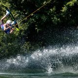 Nicht nur im, sondern auch auf dem Wasser kann man sich bestens erfrischen, wie dieser Wakeboarder auf dem Wörthsee in Bayern beweist. 