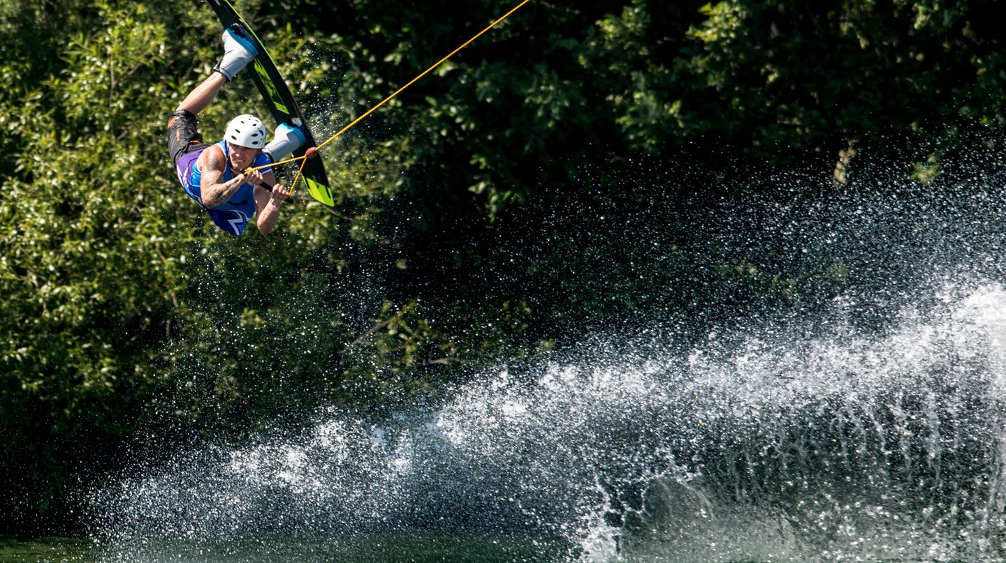 Nicht nur im, sondern auch auf dem Wasser kann man sich bestens erfrischen, wie dieser Wakeboarder auf dem Wörthsee in Bayern beweist. 