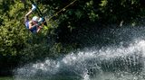 Nicht nur im, sondern auch auf dem Wasser kann man sich bestens erfrischen, wie dieser Wakeboarder auf dem Wörthsee in Bayern beweist. 