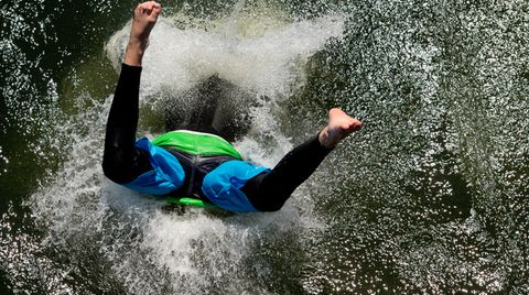 Ein Junge springt von einem Turm im Strandbad Utting in den Ammersee. Das Gewässer ist Bayerns drittgrößter See und hatte am Freitag eine Badetemperatur von 21 Grad. 