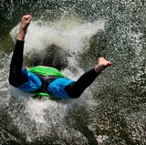 Ein Junge springt von einem Turm im Strandbad Utting in den Ammersee. Das Gewässer ist Bayerns drittgrößter See und hatte am Freitag eine Badetemperatur von 21 Grad. 