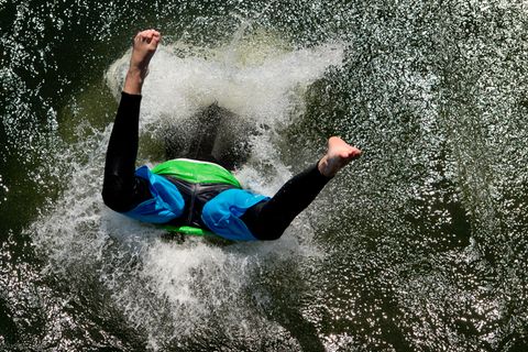 Ein Junge springt von einem Turm im Strandbad Utting in den Ammersee. Das Gewässer ist Bayerns drittgrößter See und hatte am Freitag eine Badetemperatur von 21 Grad. 