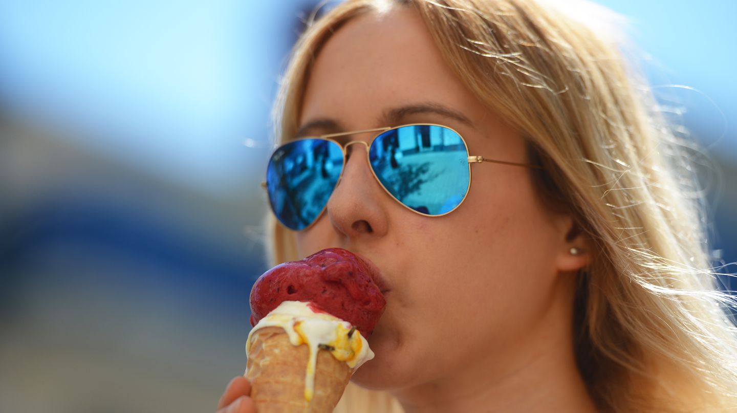 Der Sommer in Bildern: Durchschnittlich acht Liter Speiseeis schlecken die Deutschen pro Jahr. Damit stehen wir europaweit auf Platz fünf. Die fleißigsten Eisesser sind übrigens nicht in Südeuropa zu finden, sondern in Schweden und Dänemark, wo jährlich zehn Liter im Mittel vertilgt werden. Durchschnittlich acht Liter Speiseeis schlecken die Deutschen pro Jahr. Damit stehen wir europaweit auf Platz fünf. Die fleißigsten Eisesser sind übrigens nicht in Südeuropa zu finden, sondern in Schweden und Dänemark, wo jährlich zehn Liter im Mittel vertilgt werden.