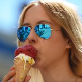 Durchschnittlich acht Liter Speiseeis schlecken die Deutschen pro Jahr. Damit stehen wir europaweit auf Platz fünf. Die fleißigsten Eisesser sind übrigens nicht in Südeuropa zu finden, sondern in Schweden und Dänemark, wo jährlich zehn Liter im Mittel vertilgt werden.